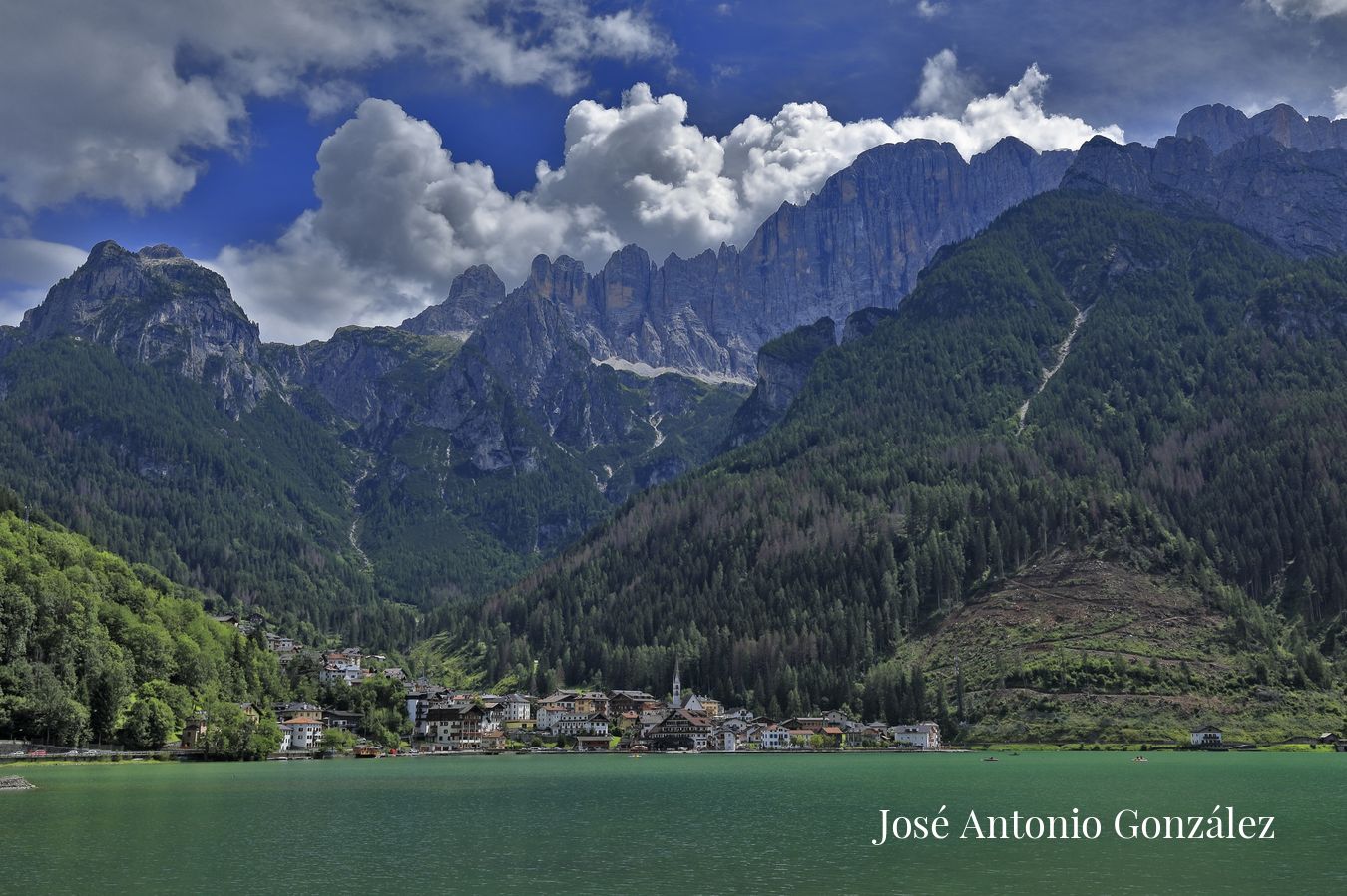 Pueblo y lago de Aleghe