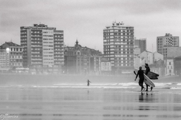 SURFISTAS PLAYA SAN LORENZO GIJON