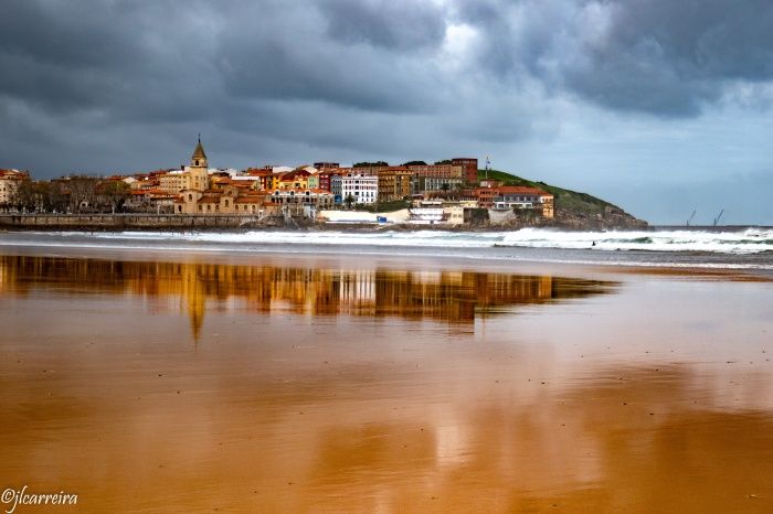 REFLEJOS EN LA ARENA DE GIJON