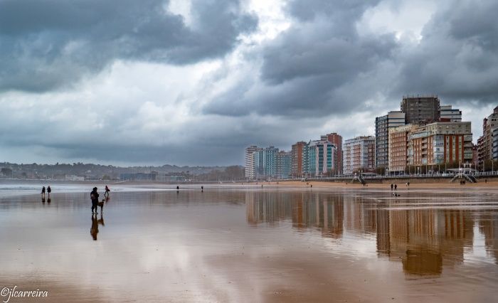 NUBES EN LA ARENA DE GIJON