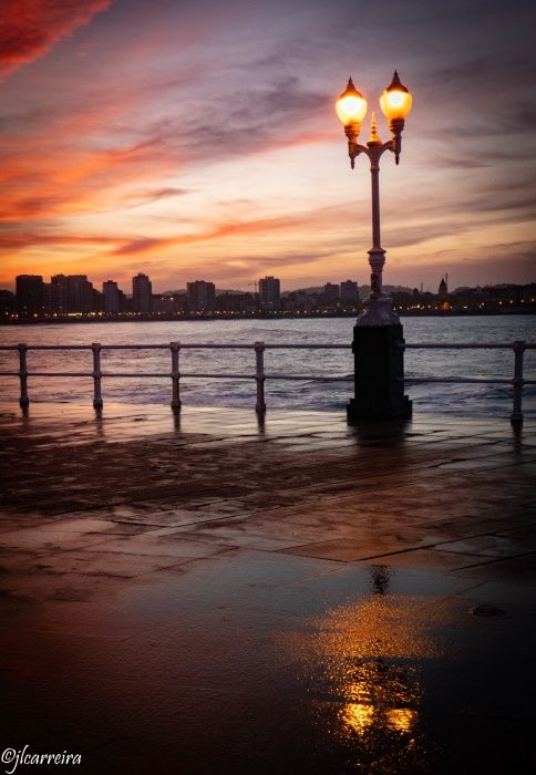 FAROLA CON PUESTA DE SOL GIJON