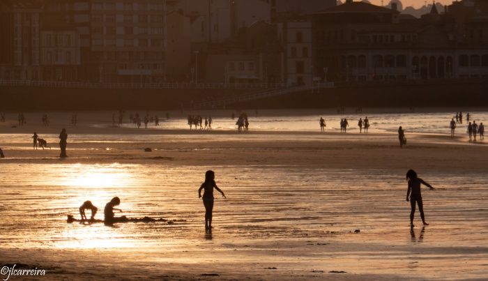 NIÑOS JUGANDO EN LA ARENA DE GIJON