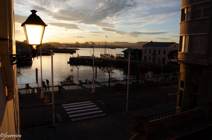 SOL ATRAPADO EN FAROLA GIJON