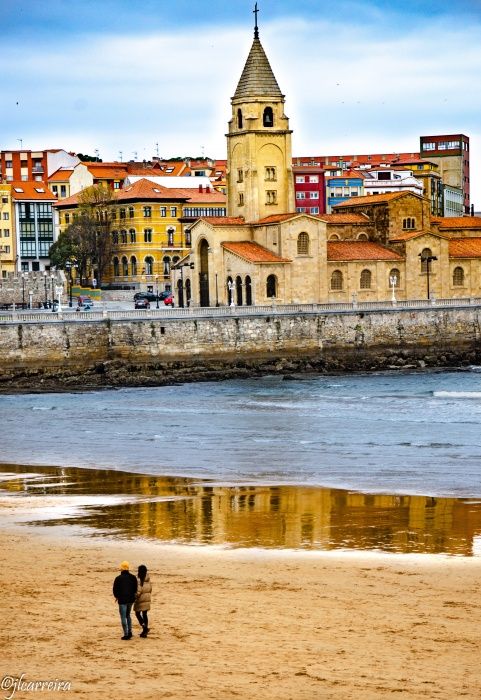 REFLEJO DE IGLESIA EN PLAYA SAN LORENZO GIJON