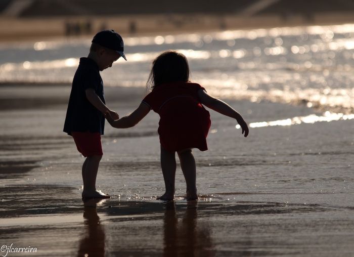 NIÑOS JUGANDO PLAYA GIJON