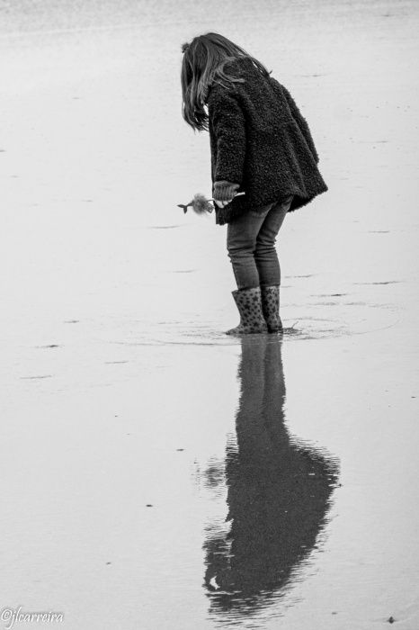 NIÑA EN LA ARENA PLAYA GIJON