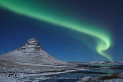 Aurora boreal sobre Kirkufell, Islandia