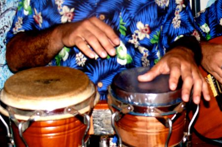 tocando bongos en Cuba