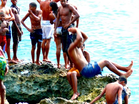 jóvenes bañándose en El Malecón, La Habana, Cuba