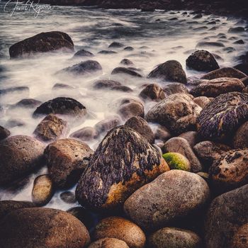 detalle de rocas en rompiente de olas (versión fine art)