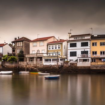 Redes, tocando el mar (A Coruña, Spain)