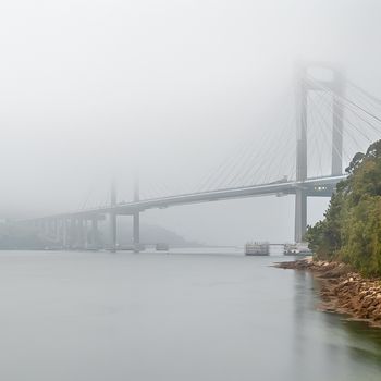 Puente de Rande en la niebla (Vigo, España)