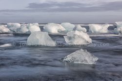 Pequeños icebergs, Playa cerca de Jökulsárlón, Islandia, 2017