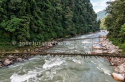 Antiguo puente sobre el río Arun, Num-Seduwa, Nepal, 2014