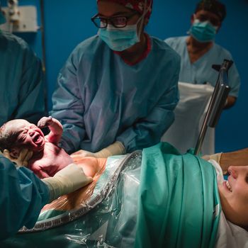 Fotografía de cesárea humanizada en hospital de Barcelona-Mireia Navarro Fotografía