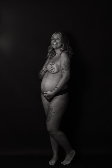 Fotografía embarazo desnudo estudio-Mireia Navarro Fotografía