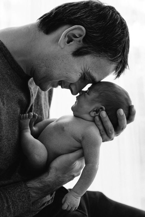 Fotografía newborn recién nacido con padre-Mireia Navarro Fotografía