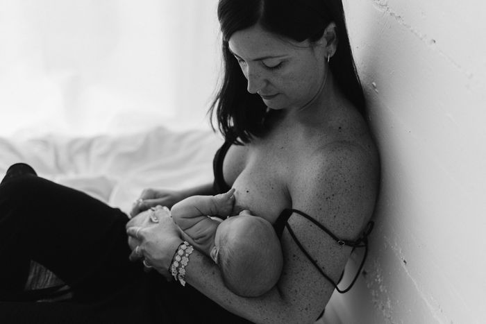 Fotografía lactancia recién nacido Barcelona-Mireia Navarro
