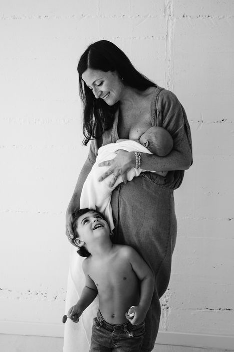 Fotografía lactancia recién nacido Barcelona-Mireia Navarro