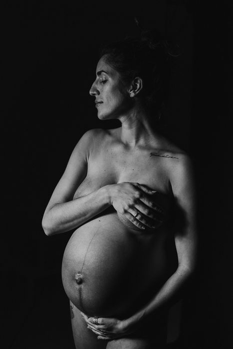 Nude Maternity photography on studio-Mireia Navarro Photography