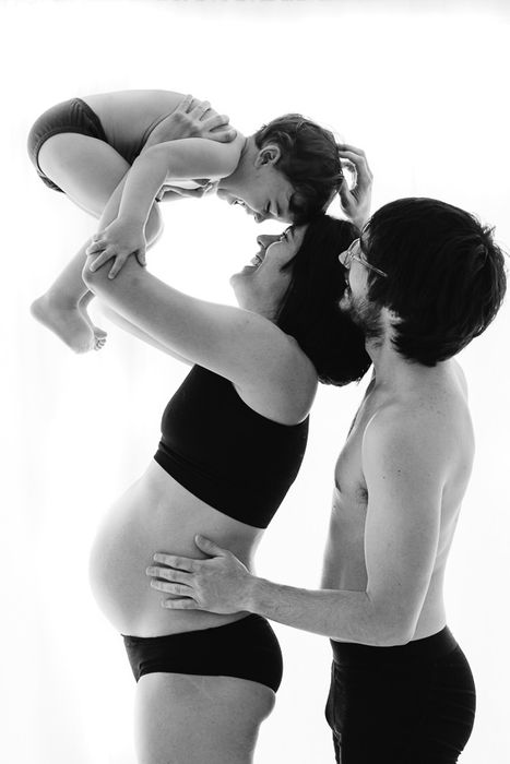 Maternity photography Barcelona-artistic pregnancy photography on studio-Mireia Navarro Photography