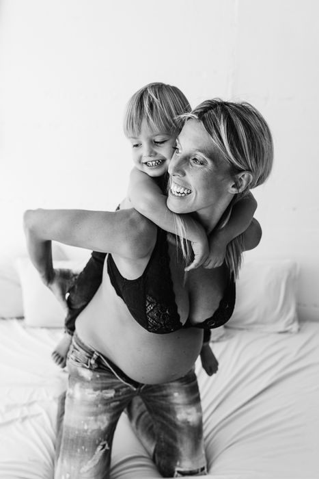 Sessió de fotos d'embaràs estudi a Barcelona-Mireia Navarro Fotografia