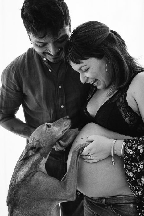 Maternity photography with dog Barcelona-Pregnancy photography on studio-Mireia Navarro Photography