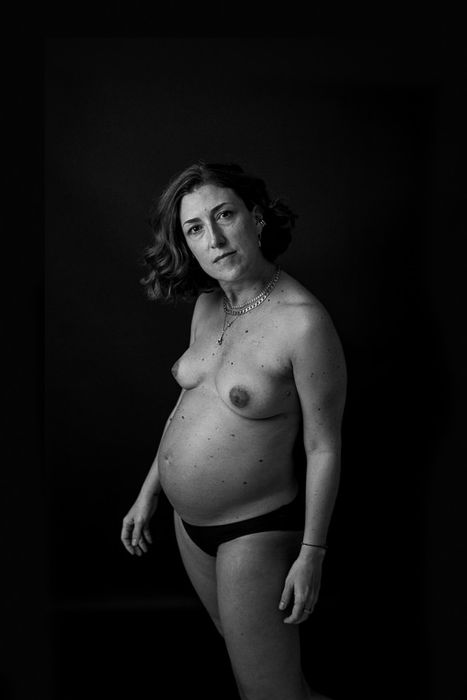 Sesión de fotos embarazo estudio en Barcelona-Mireia Navarro Fotografía