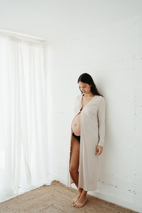 Fotografía embarazo estudio en Barcelona-Mireia Navarro Fotografía