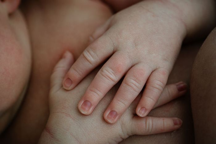 Fotografía mans bebe newborn nado nounat Barcelona-Mireia Navarro 