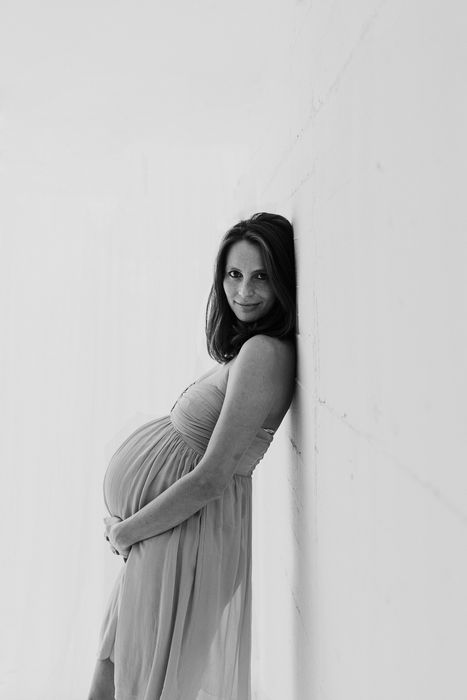 Maternity photography Barcelona-Pregnancy photography on studio-Mireia Navarro Photography