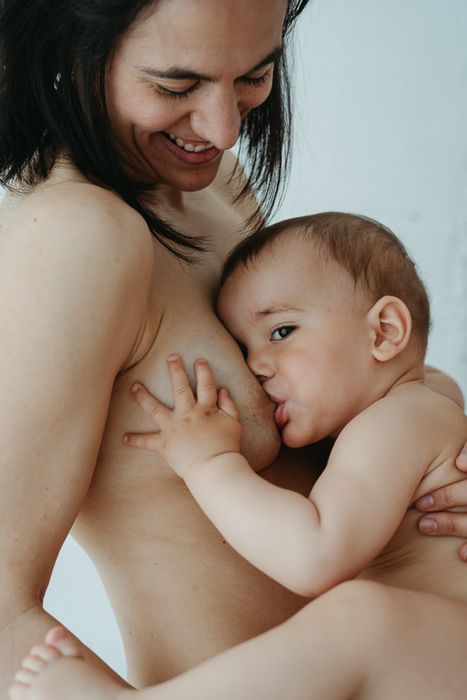 Sesión de fotos de lactancia piel con piel Barcelona-Mireia Navarro