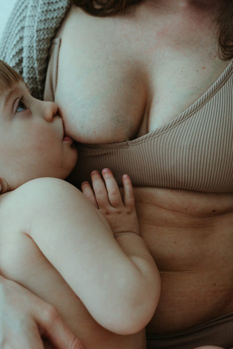 Breastfeeding photography Barcelona skin to skin-Mireia Navarro