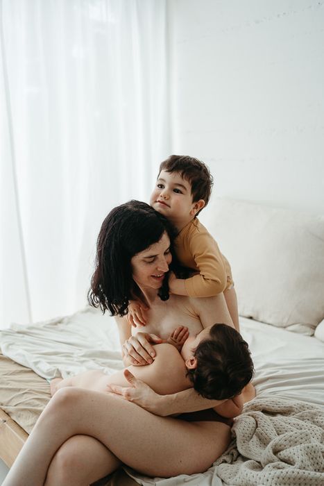 Breastfeeding photography Barcelona skin to skin-Mireia Navarro