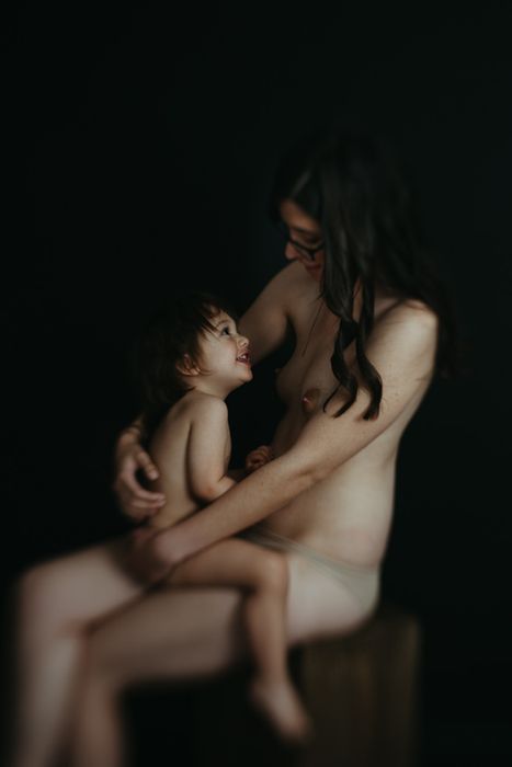 Sessió de fotos maternitat familiar íntima i emotiva Barcelona-Mireia Navarro