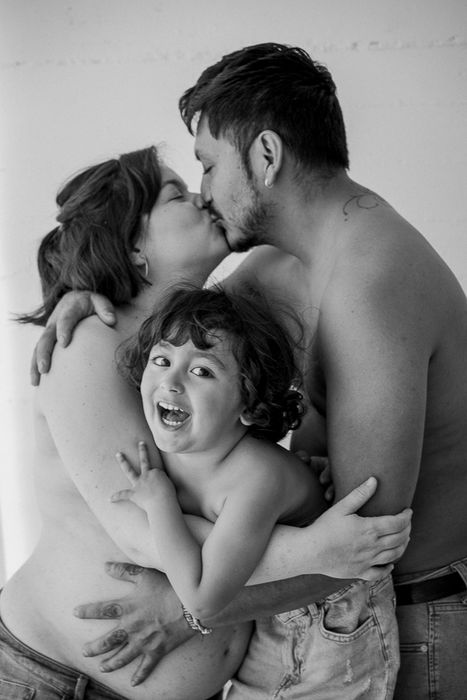 Fotografia embaràs en familia a estudi a Barcelona-Mireia Navarro Fotografia