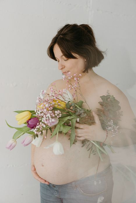 Fotografía embarazo natural en estudio en Barcelona-Mireia Navarro Fotografía