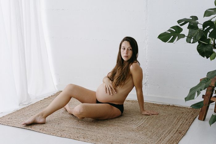 Sesión de fotos embarazo estudio en Barcelona-Mireia Navarro Fotografía