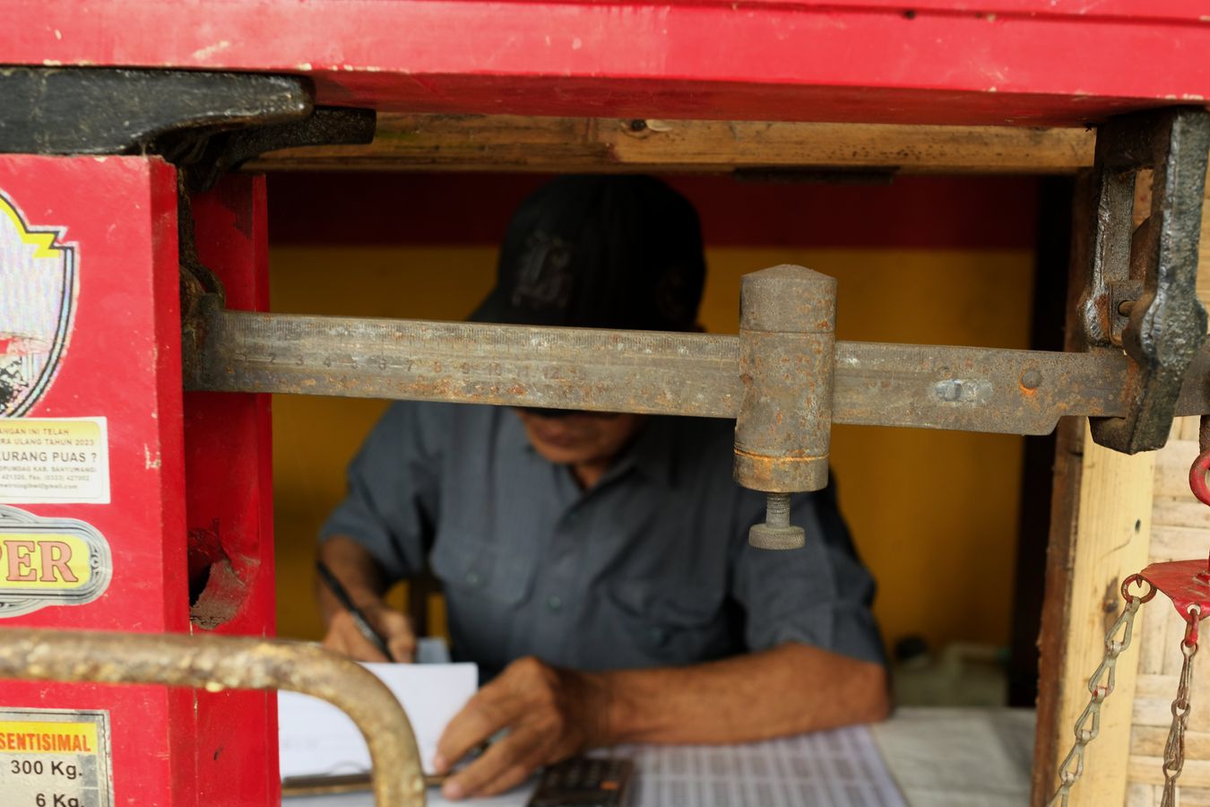 Scale and man in charge of weighing and paying for sulfur