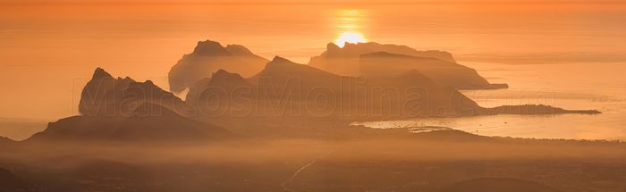 Montañas de Pollensa y Formentor. Vista al amanecer desde la sierra de Tramuntana, Mallorca