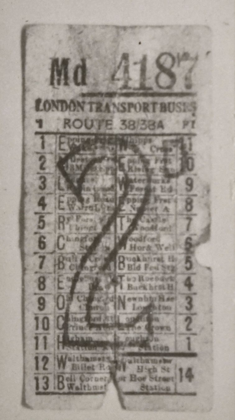 Reproducción tiket original del bus del contenido de la cartera de personal de William Martin. Archivo Nacional Británico, Kew, Londres 