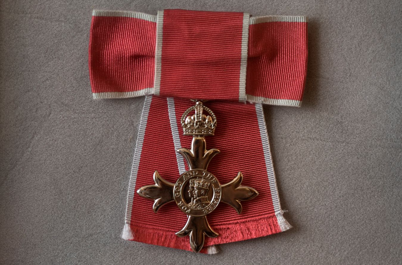 La Medalla del Imperio Británico, la impone la reina de Inglaterra en el palacio de Buckinham