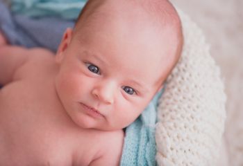 newborn ojos azules