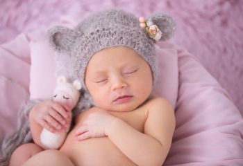 newborn niña con gorro oso