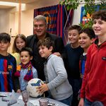 president joan laporta barça futbol club barcelona envoltant nens