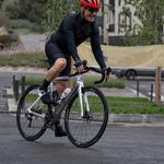 ciclista mtb pedaleando