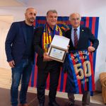 presidente futbol club barcelona joan laporta recibe placa