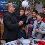 presidente futbol barcelona  joan laporta pelota niños
