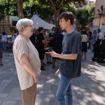 el actor oriol cervera atenent a una fan de la serie catalana