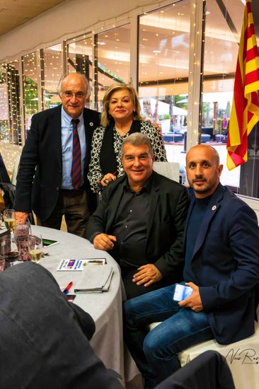 presidente joan laporta en comida de peñas 